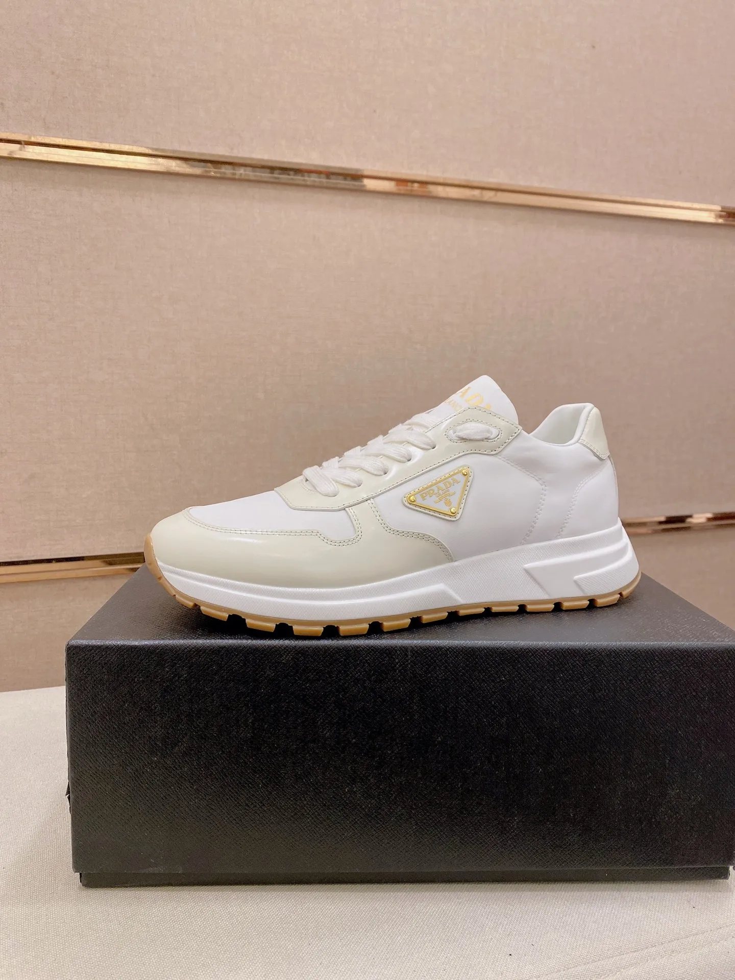 Factory price 600💰 ✔️✔️✔️Higher version High-quality new PRADA (Prada) counters are on the market at the same time. The new men's shoes and 😘fabrics are made of selected first-layer cowhide with superb craftsmanship. Lining: Full cowhide lining. 👍🏿 High-end ☄️ air-cushion molded anti-slip rubber outsole, exquisite lines, simple and elegant, comfortable and high-end for leisure travel. Code number: 38 to 44. 45.46 customized